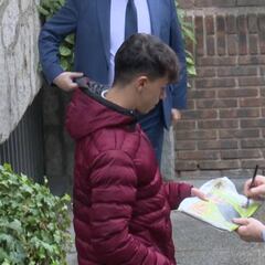 Real Madrid president Pérez signs AS' Mbappé front page