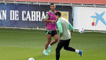 Reinildo y Giménez durante el entrenamiento del Atlético.