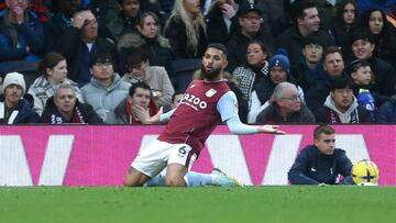 LONDON, ENGLAND - JANUARY 01: Aston Villa's Douglas Luiz celebrates scoring his side's second goal during the Premier League match between Tottenham Hotspur and Aston Villa at Tottenham Hotspur Stadium on January 1, 2023 in London, United Kingdom. (Photo by Rob Newell - CameraSport via Getty Images)