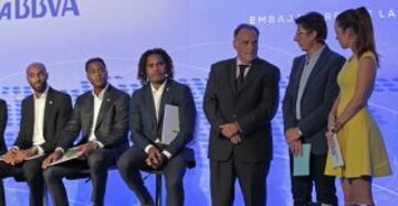 Figo, Kanout¨¦, Kluivert, Karembeu, Albelda, Urzaiz, Salgado, Morientes y Roberto Carlos, Fernando Sanz y Mendieta fueron presentados como embajadores de La Liga.