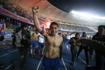 El jugador de Universidad Catolica Cristian Alvarez celebra el titulo de la Super Copa tras la victoria contra Universidad de Chile en el estadio Ester Roa de Concepcion, Chile.