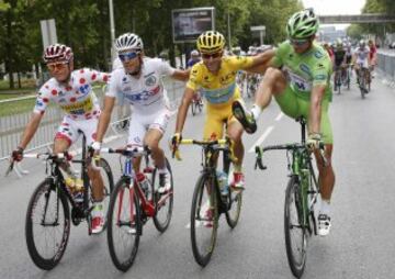 Rafal Majka con el maillot de la montaña, Thibaut Pinot con el maillot de mejor corredor joven, Vincenzo Nibali como líder y Peter Sagan el más regular. 