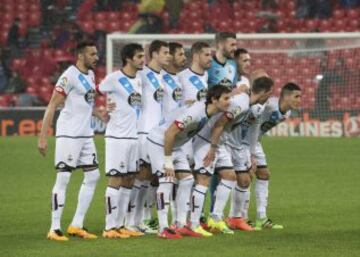 El once inicial del Deportivo de La Coruña. De pie: Jonás, Arribas, Oriol Riera, Celso Borges, Lopo, Pletikosa y Lucas Pérez. Agachados: Mosquera, Navarro, Laure y Fayçal.