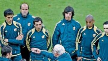 <b>ÚLTIMAS INSTRUCCIONES. </b>Luis repasó conceptos durante el entrenamiento de España en el estadio Wals-Siezenheim.