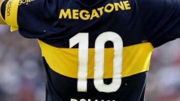 <b>AUTOINCULPACIÓN.</b> Alfio Basile "se fue por culpa nuestra", afirmó el futbolista Juan Román Riquelme al referirse a la renuncia del seleccionador argentino tras la derrota del equipo albiceleste a manos de Chile la semana pasada.