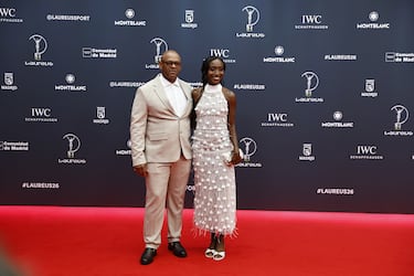 Kiara Rodríguez, atleta paralímpica ecuatoriana, posa junto a su padre posa a su llegada a la ceremonia de entrega de los Premios Laureus.