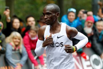 Kipchoge, de 34 años, se convirtió en Viena en el primer ser humano que baja de dos horas en 42.195 metros, la maratón aunque no será homologado como récord.