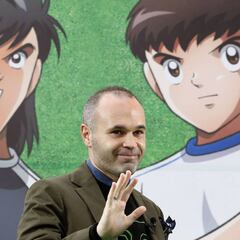 Andrés Iniesta inaugura una estación de tren de Tokio dedicada a 'Oliver y Benji'