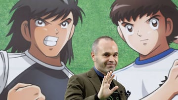 Andr&eacute;s Iniesta durante la inauguraci&oacute;n de una estaci&oacute;n de tren de Tokio dedicada a de m&iacute;tica serie de animaci&oacute;n sobre f&uacute;tbol &quot;Captain Tsubasa&quot; (conocido en Espa&ntilde;a como &#039;Oliver y Benji&#039; o &#039;Campeones&#039;).