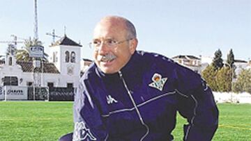 <b>SERRA ARTIFICIAL.</b> El técnico posa sobre la hierba de Castilleja.