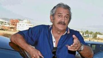 <b>ADIÓS. </b>David Vidal, ayer, tras despedirse de la plantilla, en el aparcamiento del Martínez Valero.