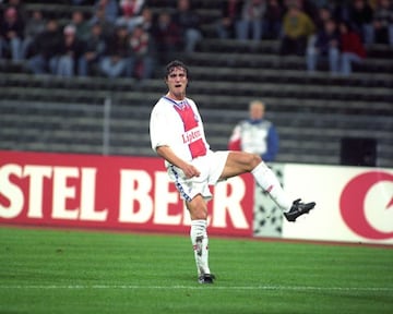 David Ginola en un partido con el Paris Saint-Germain.