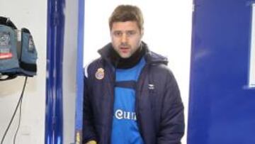 <b>PUERTA HACIA EL FUTURO. </b>Mauricio Pochettino, ayer, accediendo a la sala de prensa de Sant Adrià.