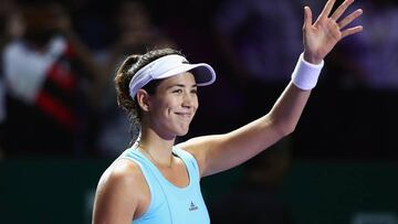Garbiñe Muguruza celebra su victoria ante Svetlana Kuznetsova en el tercer partido del grupo blanco de las Finales WTA de Singapur.