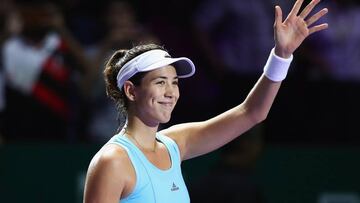 Garbi&ntilde;e Muguruza celebra su victoria ante Svetlana Kuznetsova en el tercer partido del grupo blanco de las Finales WTA de Singapur.