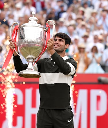 Carlos Alcaraz alza el Trofeo de Campeón del Campeonato HSBC 2025. 