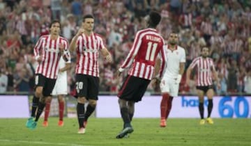 3-1. Aduriz anotó el tercer tanto del Athletic con Iborra debajo de la porteria del Sevilla.

