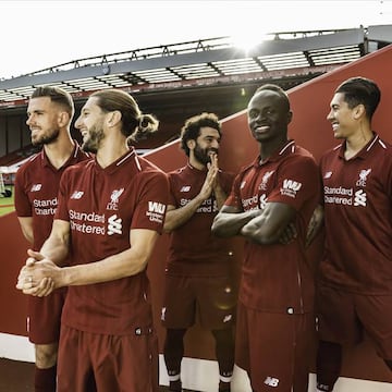 Los jugadores del Liverpool, posando con la equipación de la próxima temporada.