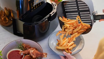 Añade un poco de esto y tu freidora de aire algo vieja quedará como nueva en un instante