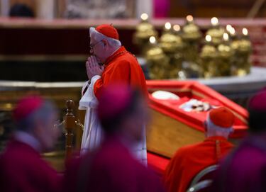 Un cardenal camina junto al ataúd del Papa Francisco el día del traslado de su cuerpo, en la Basílica de San Pedro en el Vaticano.