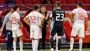 Luis Enrique pone orden durante el partido de Espa&ntilde;a ante Holanda.
 