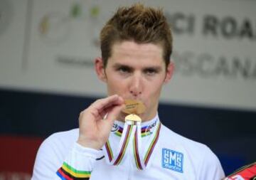 Alberto Rui Costa besando la medalla de oro