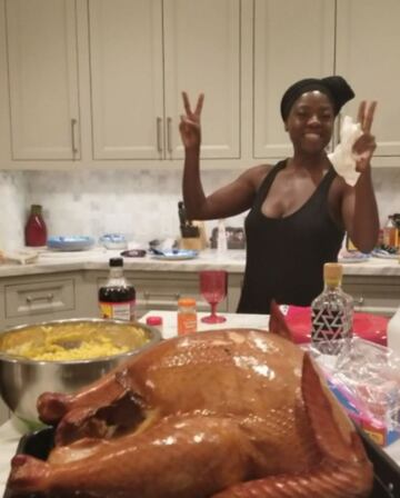 En la casa de la actriz Viola Davis no faltó el tradicional pavo y compartió un vídeo muy alegre desde la cocina. "Feliz día de Acción de Gracias", dijo bailando.