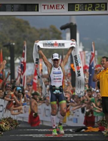 Frederik Van Lierde de Bélgica gana el Campeonato del Mundo de Ironman 2013 con un tiempo de 8 horas, 12 minutos y 29 segundos en Kailua Kona, Hawaii.