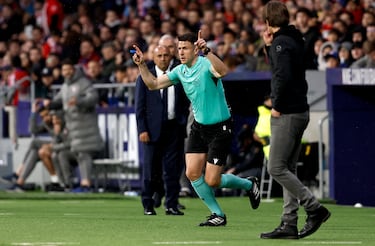 En el minuto 23, Javi Sánchez pisó a Giuliano Simeone dentro del área, el VAR volvió a llamar a Díaz de Mera Escuderos que decretó la acción como penalti.