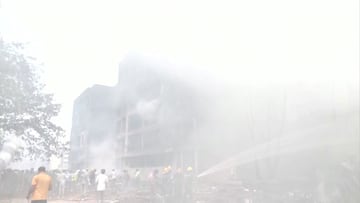 Personal de emergencia trabaja alrededor de un edificio da?ado donde se estrell un avin de Air India en Ahmedabad, India.