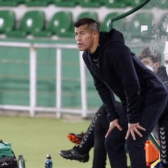 Los periodistas se cansan de Almirón y le dejan plantado