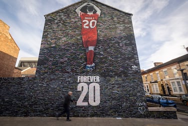 El mural más reciente. Una pintura que, junto al altar espontáneo erigido en la explanada de Anfield, recuerda a Diogo Jota. El portugués falleció junto a su hermano André el pasado mes de julio en un accidente de tráfico en la provincia de Zamora. Cada ladrillo tiene escritas varias muestras de condolencias y el Liverpool se ha visto obligado a poner una placa para pedir a los aficionados que, ante la falta de espacio, no escriban en las paredes cercanas.