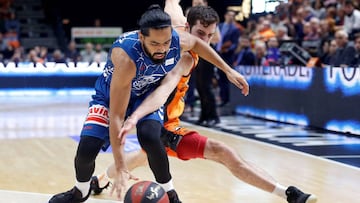 Jorge Guti&eacute;rrez y Guillem Vives luchan por el bal&oacute;n durante el Valencia-Gipuzkoa.