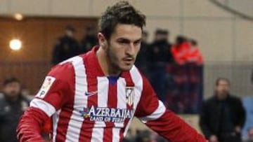 Koke manda un pase con el exterior durante un partido.