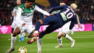 Fofana trata de frenar a Neymar.