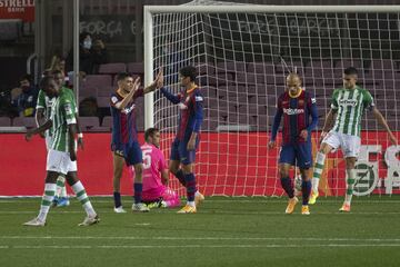 Sergi Roberto sirve ahora un balón en bandera para que Pedri se estrene en LaLiga.