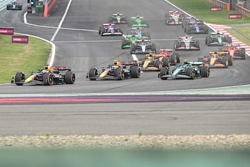 El Red Bull de Max Verstappen lidera la carrera en la primera curva de la carrera.