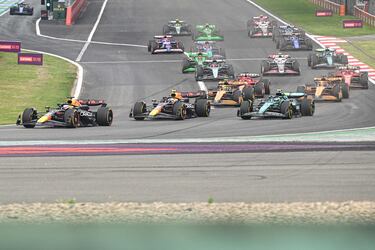 El Red Bull de Max Verstappen lidera la carrera en la primera curva de la carrera.