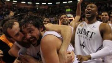 Sergio Rodríguez y Lllull, festejan la consecición de la Copa 2014.