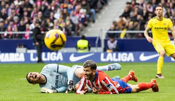 El portero brasile?o del Villarreal coch fuertemente con el delantero argentino del Atltico de Madrid en el minuto 31 de la primera mitad del encuentro. Los jugadores del conjunto colchonero protestaron airadamente pero el colegiado del encuentro, 
Snchez Martnez, interpret que el portero lleg antes al baln.