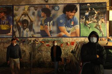 Los aficionados homenajean a Maradona en las calles de Nápoles.