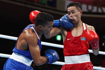 Saken Bibossinov peleando contra Yankiel Rivera Figueroa