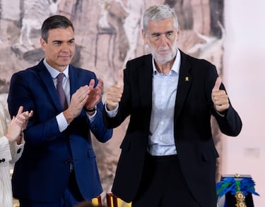 El presidente del Gobierno, Pedro Sánchez (i), aplaude al exjugador de baloncesto Juanma Iturriaga.