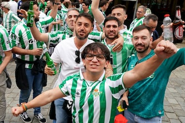 Gran ambiente en la Fan Zone del Real Betis. 