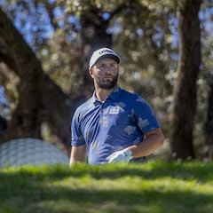 Morikawa reduce la distancia con Rahm... sin jugar