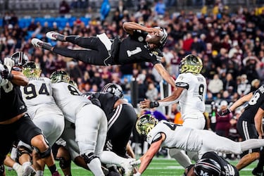 El Dukes Mayo Bowl, el torneo anual de fútbol americano universitario que se celebra en Charlotte, Carolina del Norte,
enfrentó los Mississippi State Bulldogs y a los Wake Forest Demon Deacons (29-43) en el Bank of América Stadium. El
quarterback de Mississippi State, Kamario Taylor, se lanza en un espectacular vuelo para anotar un touchdown.
