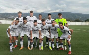 Rojas, parado cuarto de izquierda a derecha, en el cuadro Sub 19 del Crotone.