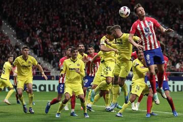 Saúl Ñíguez, Alberto Moreno y Adriá Altimira saltan a por el balón tras un córner.