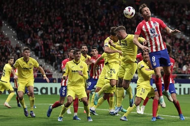Saúl Ñíguez, Alberto Moreno y Adriá Altimira saltan a por el balón tras un córner.