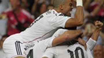 Pepe celebra el gol de James.